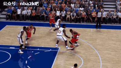 《NBA 2K19》如何单手持球虚晃上篮？