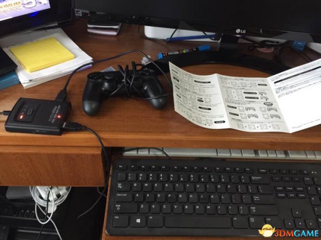 这个外设需要跟手柄链接,在右边那个口,下面是接鼠标和键盘。初步判断不可以用我最爱的苹果G5,估计没驱动,还有就是逻辑的无线鼠标也无法使用,估计是要用有线鼠标。